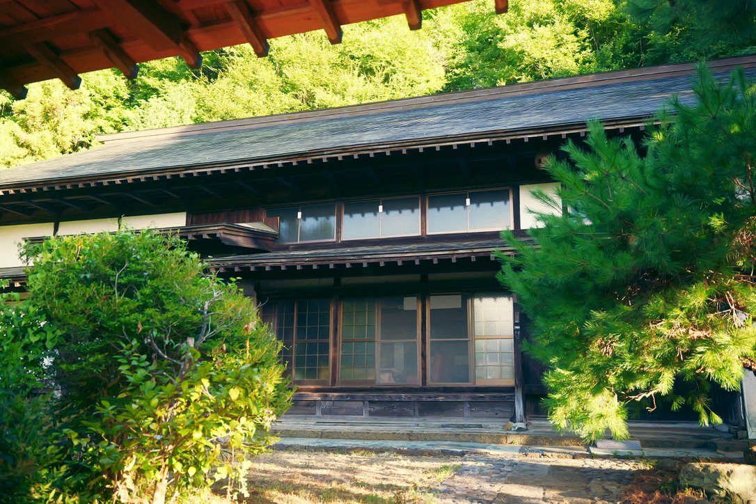 会場となる山梨県大月市の古民家「えんがわ / engawa」の外観
